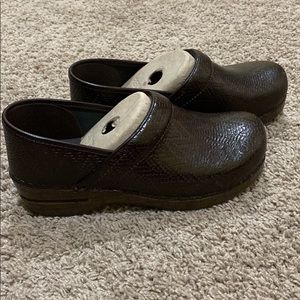Dansko Professional Brown Woven Leather Clogs Size 41